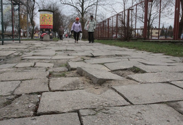 Tak wygląda chodnik na wysokości biurowca dawnej wytwórni telefonów przy ulicy Struga.