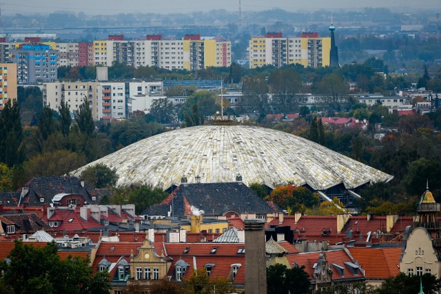 Władze Poznania od lat nie potrafią podjąć decyzji o postawieniu nowoczesnej hali sportowo-widowiskowej. Tę ma zastąpić sypiąca się Arena, z której nawet gruntowana przebudowa nie uczyni obiektu na miarę XXI wieku.