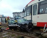 Niebezpieczny wypadek w Nowym Porcie. Tramwaj zderzył się z osobówką