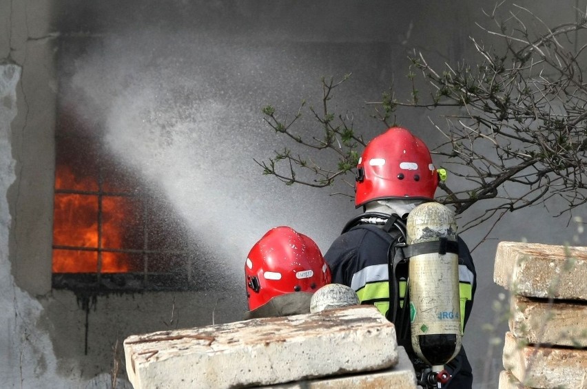 Gdynia: Pożar hali magazynowej przy ulicy Hutniczej [ZDJĘCIA]
