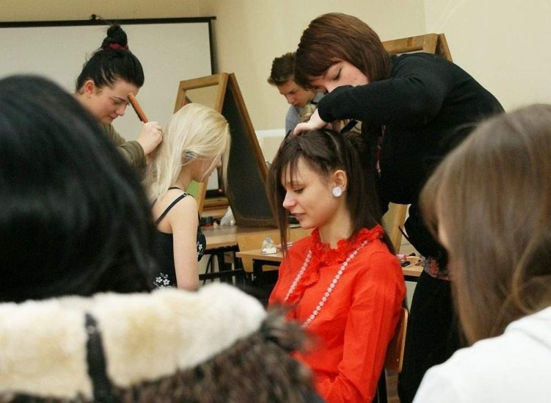 Inowrocław. Uczniowie "Rzemieślnika" rywalizowali w konkursie fryzjerskim