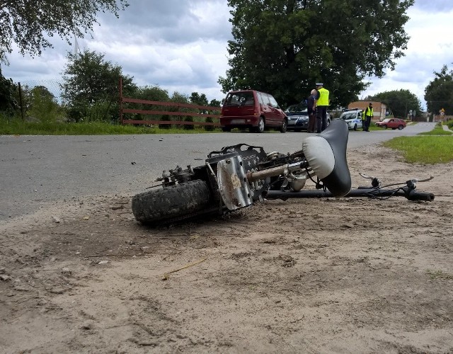 Dwoje dzieci trafiło do szpitala po potrąceniu, do którego doszło w Kawęcinie w powiecie świeckim. Obecnie przebywają w grudziądzkim szpitalu na obserwacji, jedno z nich ma ciętą ranę na głowie, drugie wstrząśnienie mózgu.Przeczytaj także: 500 plus. Strzał w dziesiątkę. Albo w stopę- Ze wstępnych ustaleń wynika, że dwójka dzieci na hulajnodze elektrycznej wjechała spod bloku wprost pod nadjeżdżające daewoo tico - poinformował asp. szt. Maciej Rakowicz, oficer prasowy Komendy Powiatowej Policji w Świeciu.Kierowca tico był trzeźwy.źródło: TVN24/x-news