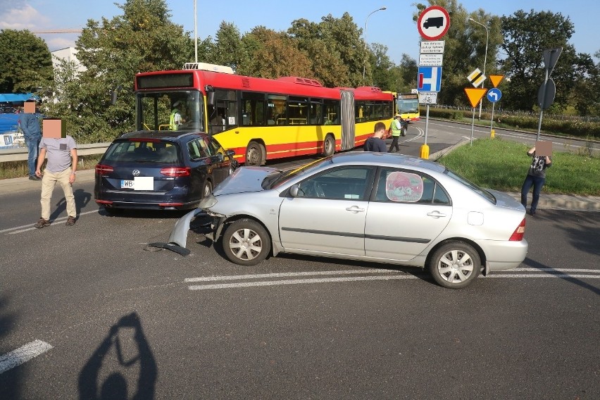 Wypadek na Psim Polu. Czołowe zderzenie autobusu MPK (ZDJĘCIA)