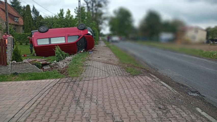 Dostawczy volkswagen znalazł się w ogrodku przy ul....