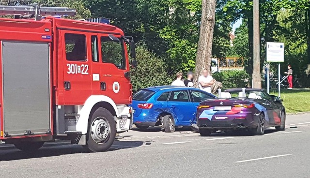 Na ulicy Markwarta w Bydgoszczy kierowca BMW wjechał w zaparkowany samochód.
