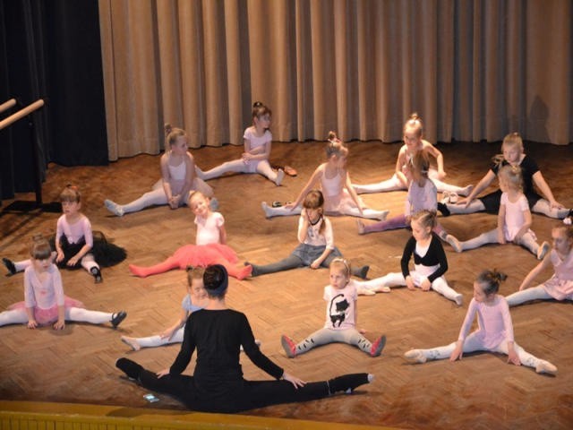Pokazowa lekcja baletu w Bytowie Możesz zapisać swoje dziecko (zdjęcia)