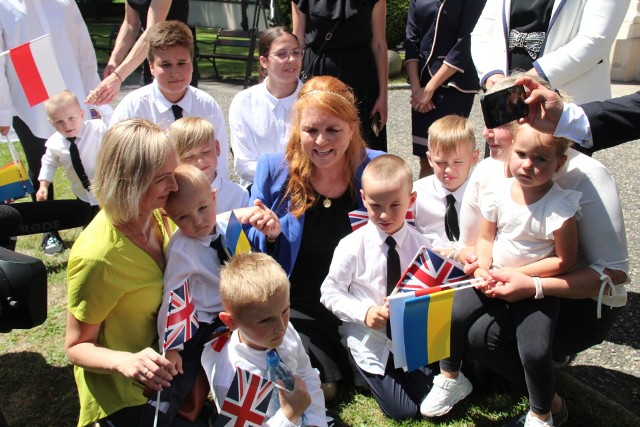 Księżna Yorku Sarah Ferguson spotkała się z rodzinami i dziećmi z Ukrainy, którzy opiekę i wsparcie znaleźli w Będzinie i Czeladzi Zobacz kolejne zdjęcia/plansze. Przesuwaj zdjęcia w prawo - naciśnij strzałkę lub przycisk NASTĘPNE