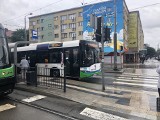 Autobus linii 75 przejeżdża przez przystanek na Bramie Portowej, ale drzwi dla pasażerów nie otwiera 