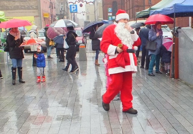 Mikołaja można było spotkać podczas jarmarku świątecznego na placu Jana Pawła II