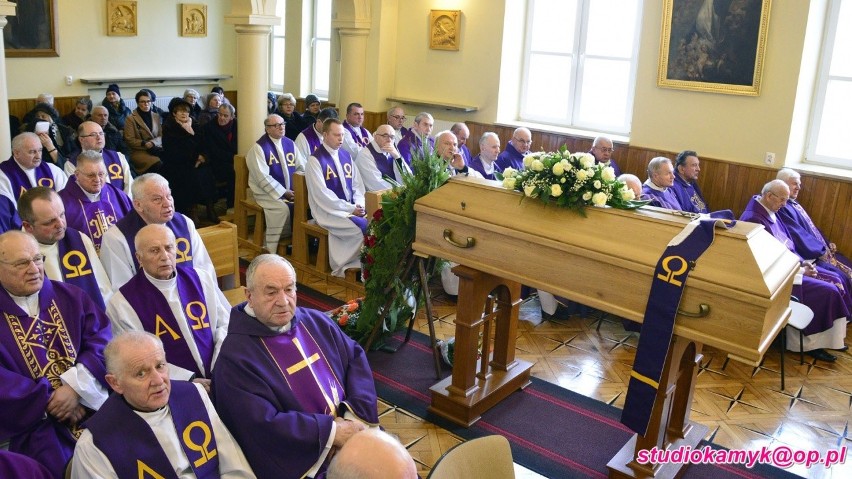 Uroczystości pogrzebowe księdza Henryka Węgrzyna, byłego proboszcza w Skorzeszycach. Byli dwaj biskupi, kilkudziesięciu kapłanów [ZDJĘCIA]