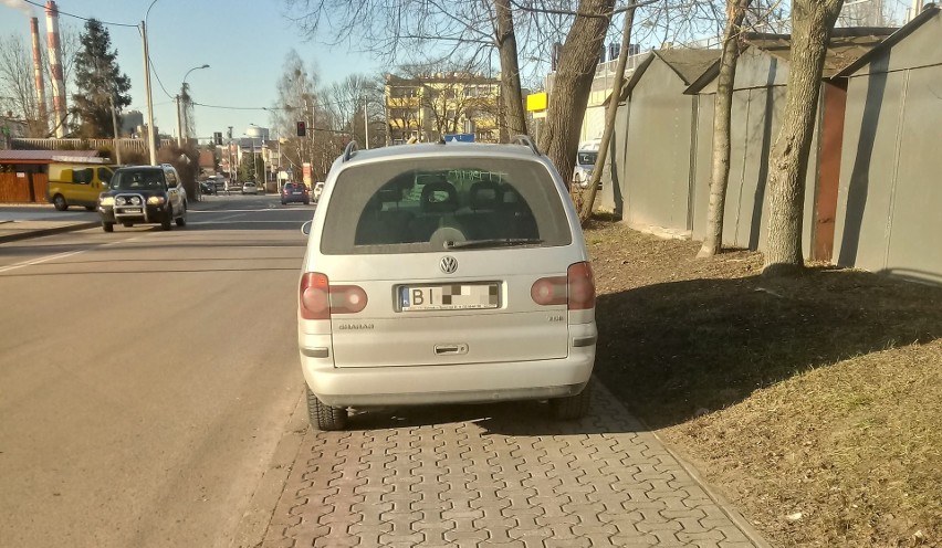 Kierowca volkswagena zaparkował na całej szerokości chodnika...