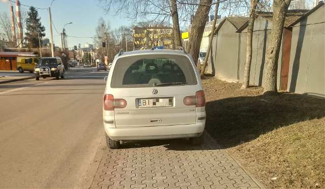 Parkowanie na chama na ul. Traugutta. Jak przejść z wózkiem? (zdjęcia)