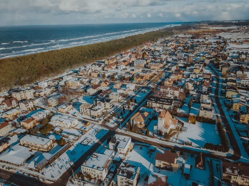 Bałtyckie plaże zasypane śniegiem, a brzeg Zatoki Puckiej skuty lodem! Zima na Półwyspie Helskim. Zobaczcie to na zdjęciach z lotu ptaka!