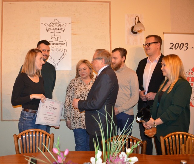Anna i Mariusz Krejcowie (z lewej) przekazują podziękowania wszystkim  przedsiębiorcom. Na zdj. kierują je do prezesa Adama  Wójcika