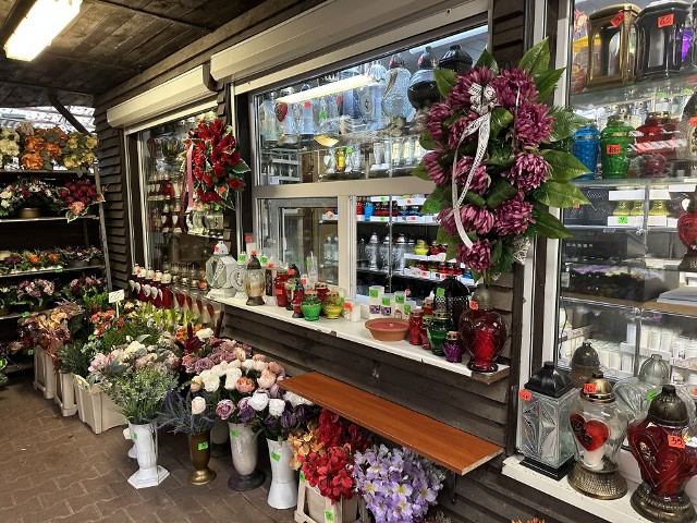 Przygotowania do Dnia Wszystkich Świętych. Sprawdzamy ceny zniczy i kwiatów w Szczecinie