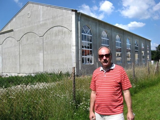 - Budowa hali zwolniła z powodu braku pieniędzy &#8211; dyrektor szkoły Janusz Małkowski.