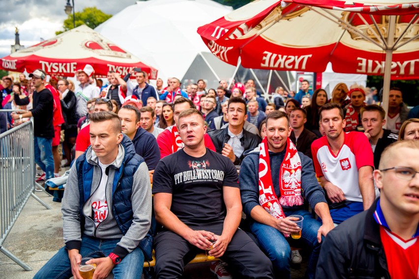 Trwa mecz Polska - Kolumbia. Białostoccy kibice zgromadzeni...