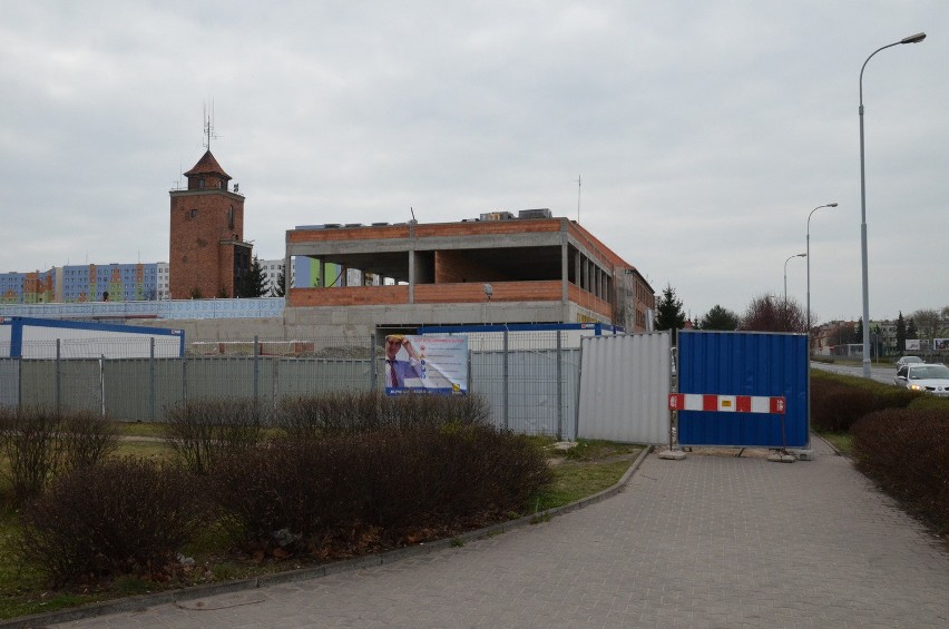 Wrocław: Nowy Lidl na Borowskiej coraz większy. Remontują też starą jezdnię (ZDJĘCIA)