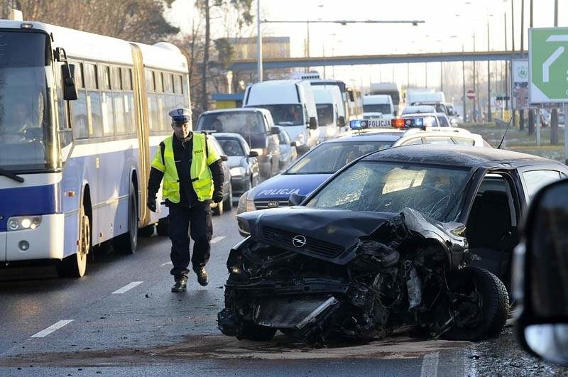 Wypadek na Fordońskiej w Bydgoszczy. Złamana latarnia [zdjęcia]