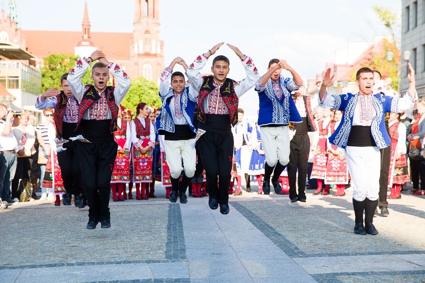 Podlaska Oktawa Kultur 2017. Kolorowa parada na Rynku...