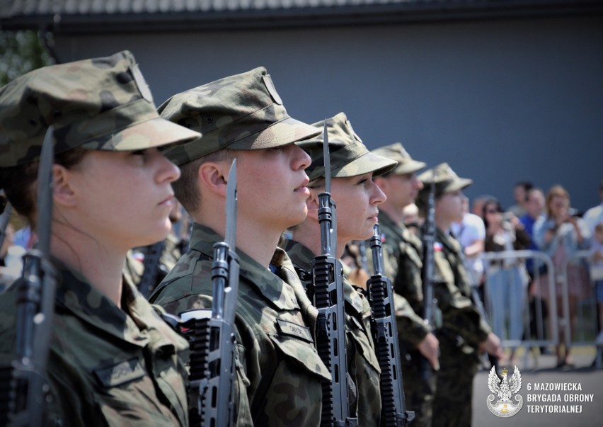 Do 6. Mazowieckiej Brygady Obrony Terytorialnej dołączyło ponad sześćdziesięciu nowych żołnierzy. Złożyli uroczystą przysięgę na sztandar