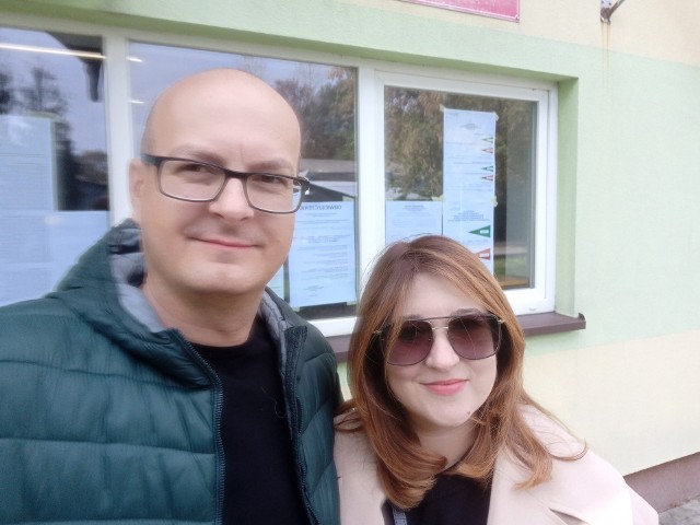 Wicestarosta sandomierski Paweł Niedźwiedź głosował z żoną. Więcej z wyborów w powiecie sandomierskim na kolejnych zdjęciach
