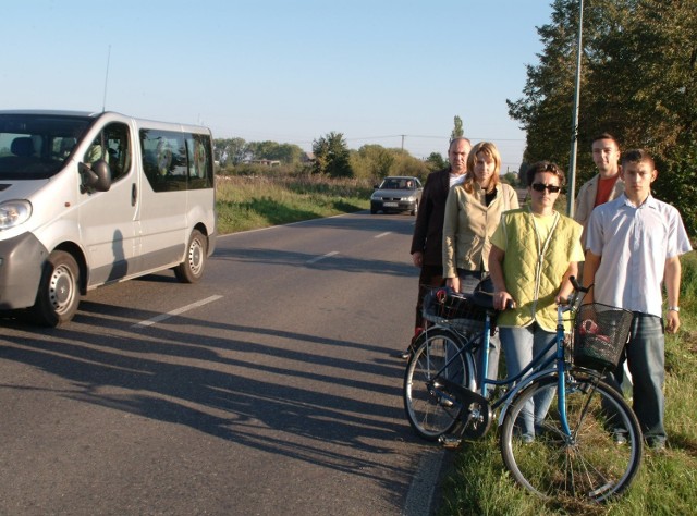 Mieszkańcy okolic ulicy Podleśnej od lat nie mogą doprosić się o chodnika. Chodzą do centrum między jadącymi samochodami. Boją się, że kiedyś dojdzie do tragedii.