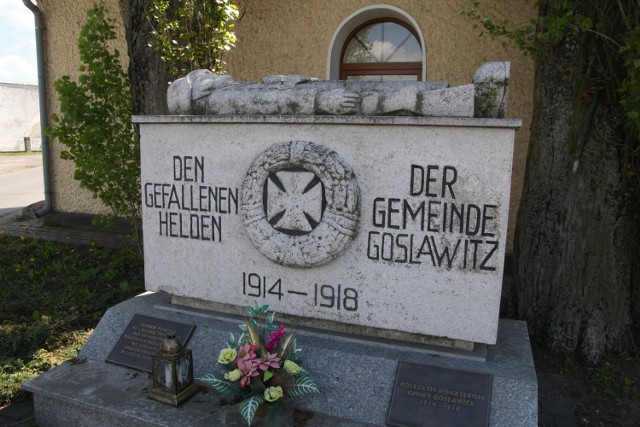 Pomnik w Gosławicach od samego początku wzbudzał kontrowersje z powodu krzyża żelaznego i figury żołnierza. Teraz prokuratura podejrzewa, że został odbudowany bez potrzebnych zezwoleń.