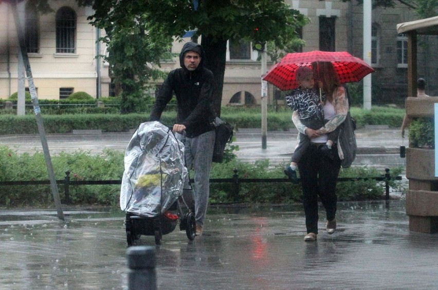 Pogoda na niedzielę: ciepło, ale wciąż zagrożenie burzami WIDEO+ZDJĘCIA