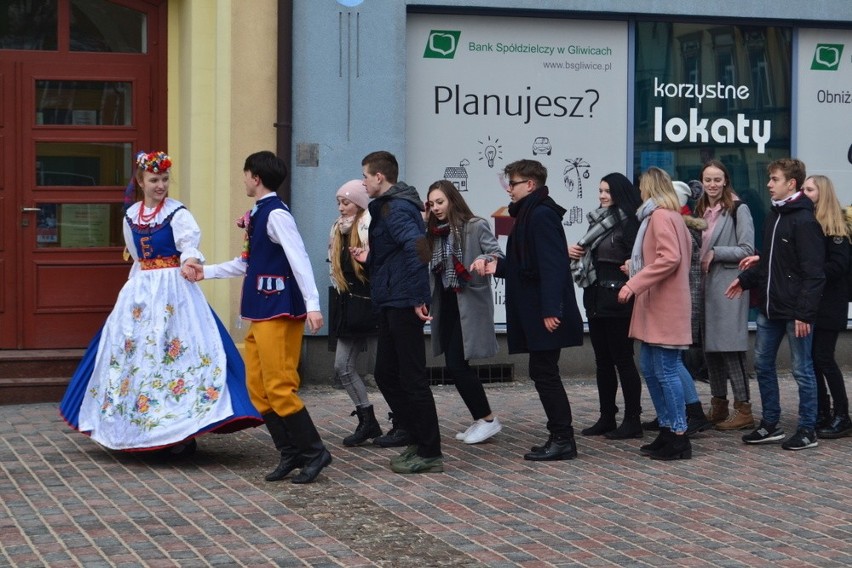 Zabawa po wykonaniu poloneza na lublinieckim rynku 1.02.2019