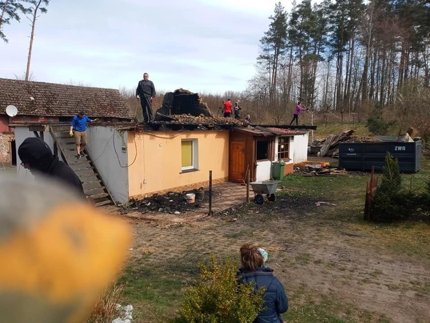 Mieszkańcy Redęcina w sobotę sprzątali pogorzelisko wypalonego domu