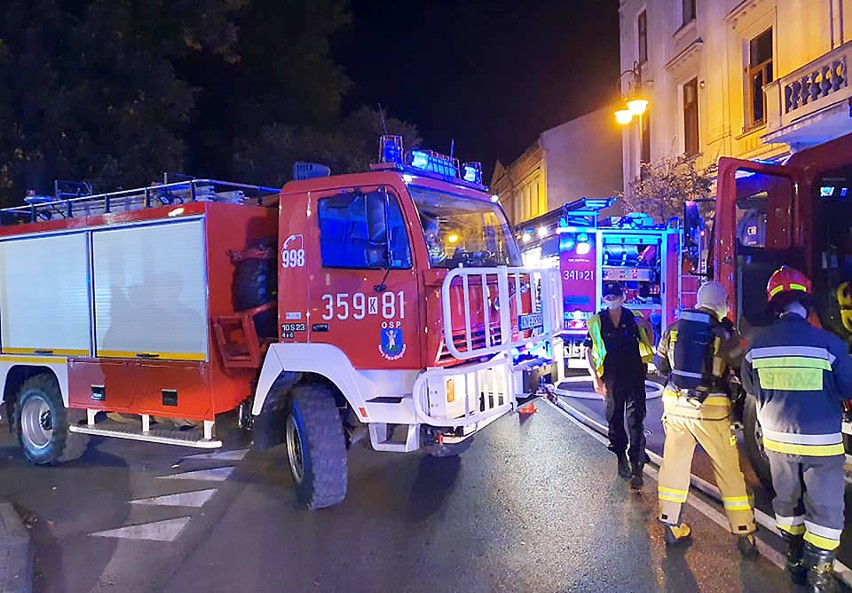 Groźny, nocny pożar kamienicy w centrum Nowego Sącza