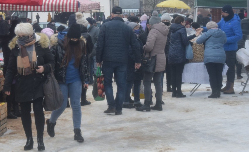 Sobotni ranek, 20 lutego na miejskim targu w Szydłowcu...