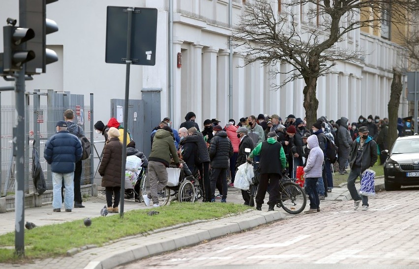 Darmowy posiłek świąteczny dla ubogich na Pietrynie ZDJĘCIA