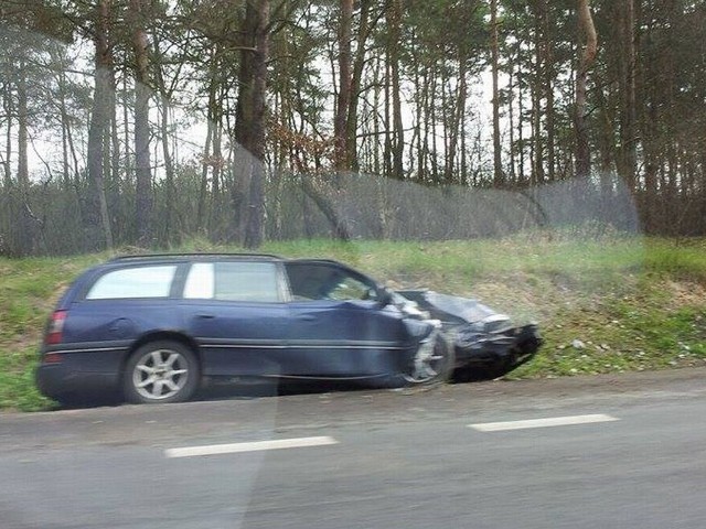 Kierowca opla omegi uderzył w słup energetyczny na poboczu drogi. Wyszedł z tego prawie bez szwanku.