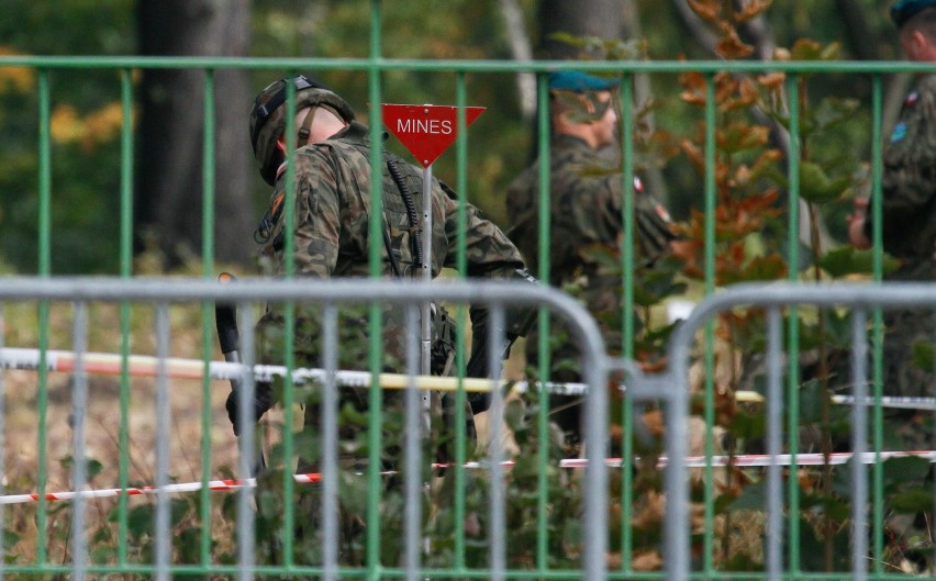 Jednostka saperów sprawdza teren, w którym ma być zakopany...