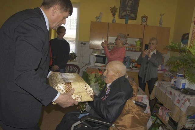 Józef Wieczorek jest jednym z najstarszych mieszkańców województwa świętokrzyskiego. Urodził się 4 marca 1913 roku. Andrzej Chaniecki burmistrz Opatowa wręcza jubilatowi prezent.