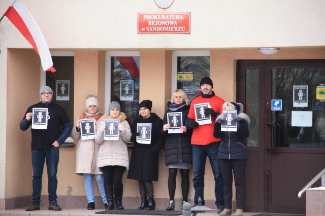 Protest w Sandomierzu trwał kilka minut, a uczestnicy trzymali w rękach kartki z napisem: „Protest Pracowników Sądu i Prokuratury. Jesteśmy wkurzeni”.