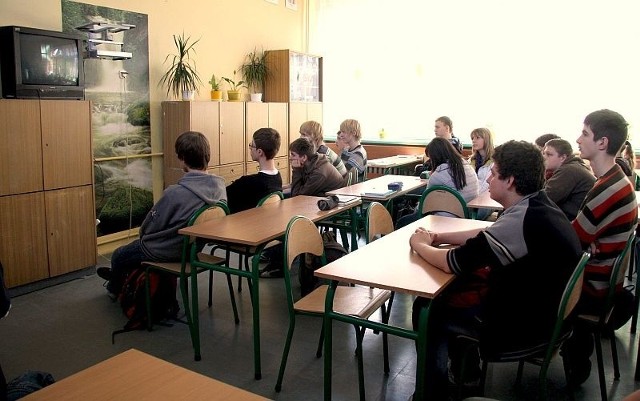 Uczniowie gimnazjum nr 6 rozmawiali o sobotniej tragedii, a potem oglądali film "Katyń&#8221; Andrzeja Wajdy.