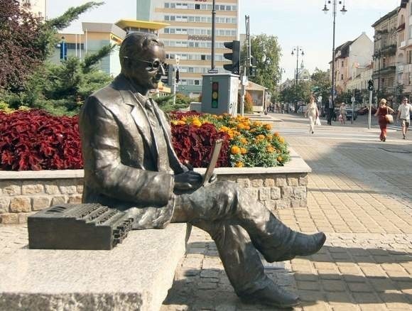 W 2005 r. z okazji 100. rocznicy urodzin Marian Rejewski "usiadł na ławeczce" przy ul. Gdańskiej w Bydgoszczy