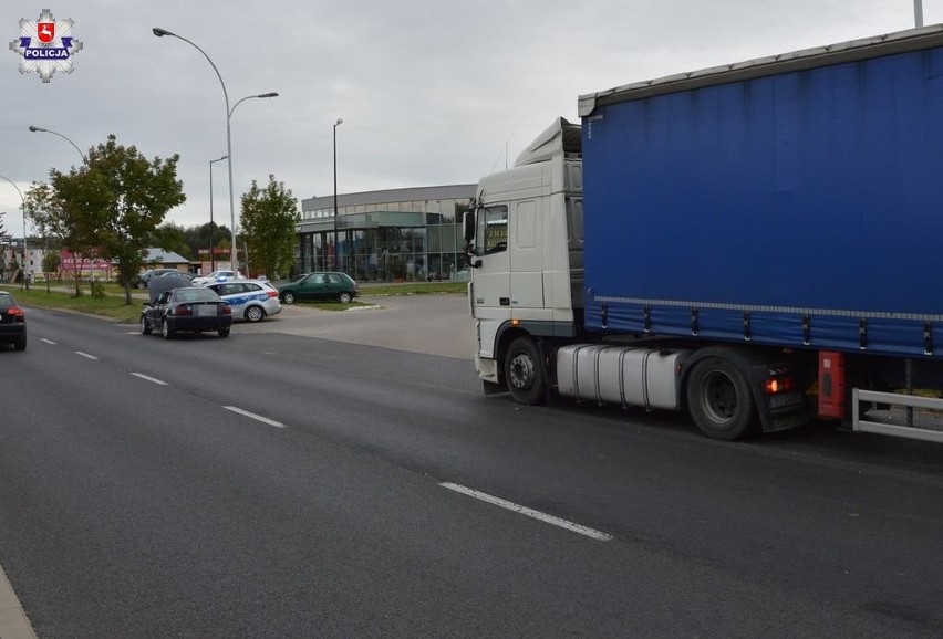 Zderzenie samochodu osobowego z ciężarówką w Zamościu. Jedna osoba trafiła do szpitala