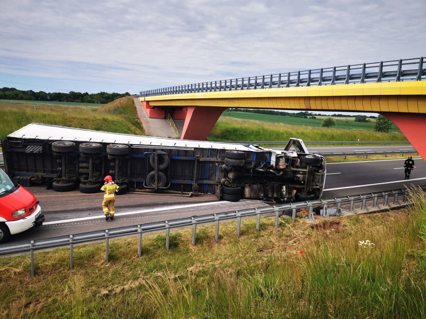Wypadek na S3. Tir przewrócił się na drodze w kierunku Szczecina i zablokował przejazd na kilka godzin