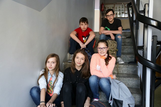 Od lewej: Magdalena, Dominika,Julia, Kuba i Jakub z SP nr 45. Wszyscy już wiedzą, do jakiego chcą iść gimnazjum.