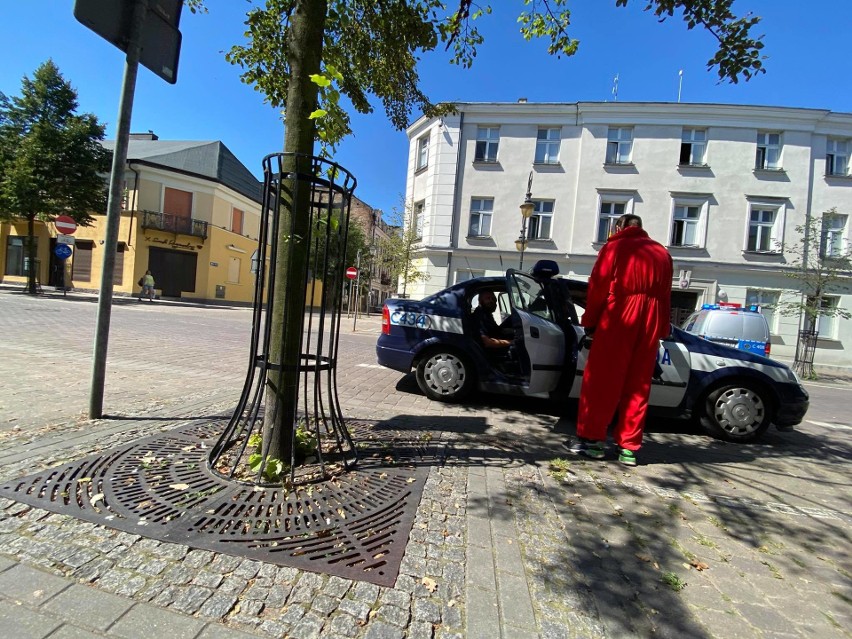 Pijany mężczyzna w stroju z serialu "Dom z papieru" zaczepiał policjantów [zdjęcia]