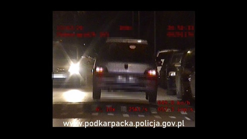 Pijany kierowca peugeota uciekał przed policjantami ulicami Rzeszowa. Zobacz film z pościgu