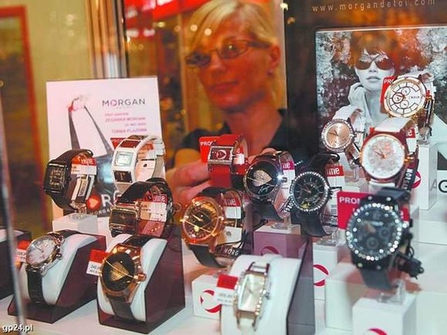 Najnowszym trendem są zegarki w jaskrawych kolorach. Te również są tańsze w salonie Euro Time.