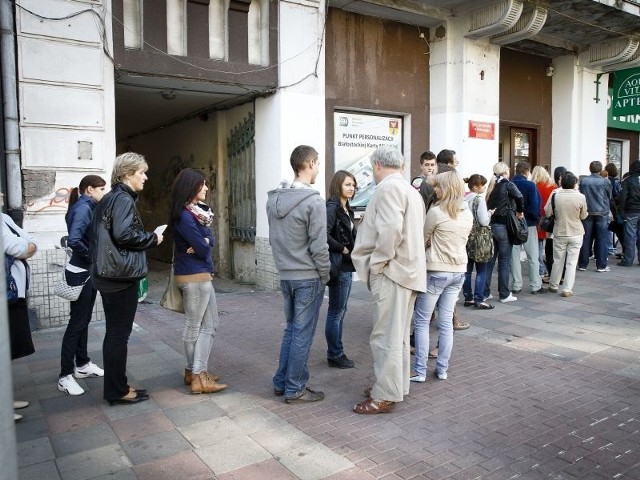 Od końca września aż do tej pory przed punktem BKM przy ul. Sienkiewicza codziennie ustawia się długa kolejka. Teraz także studenci denerwują się, że muszą stać kilka godzin tylko po to, by pokazać ważną legitymację, która uprawnia ich do ulgi.