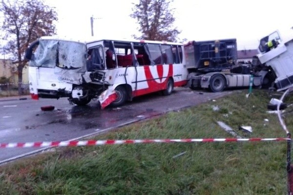 Autobus zderzył się z ciężarówką. Do szpitala trafiło 14 osób.