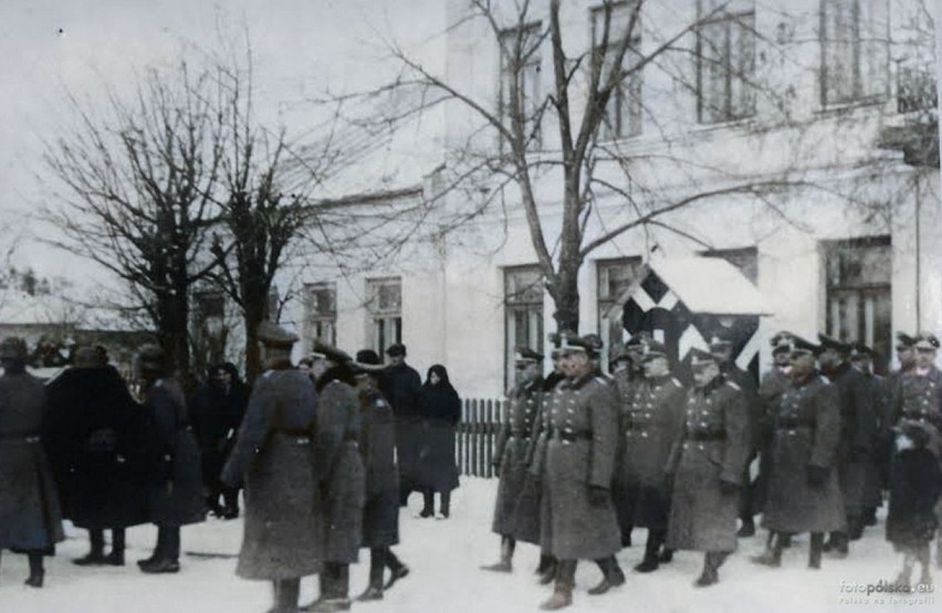 Lata 1939-1944. Niemieccy żołnierze na ulicy Piłsudskiego przy starej komendzie policji