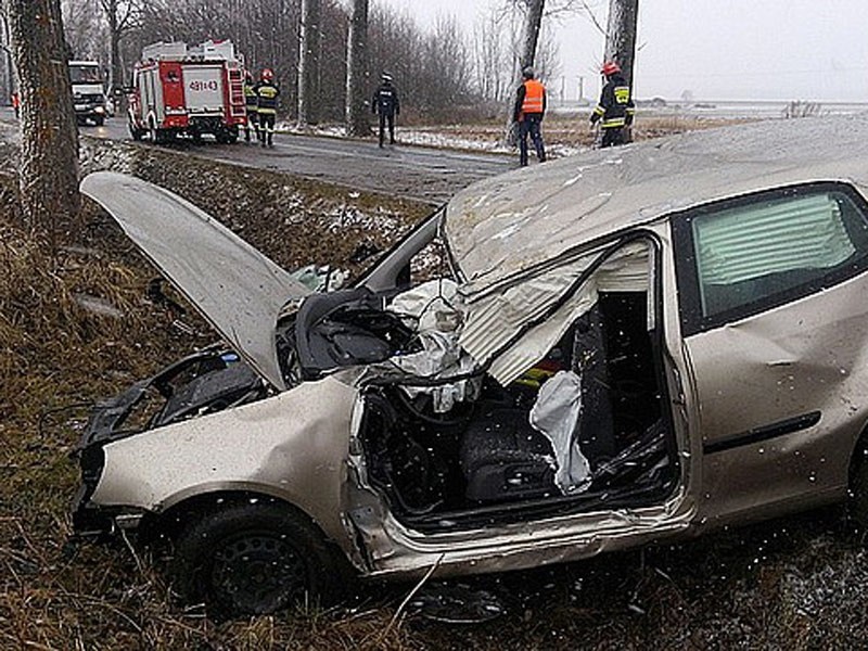 Śmiertelny wypadek k. Lubaczowa. Kierująca vw golfem uderzyła w drzewo